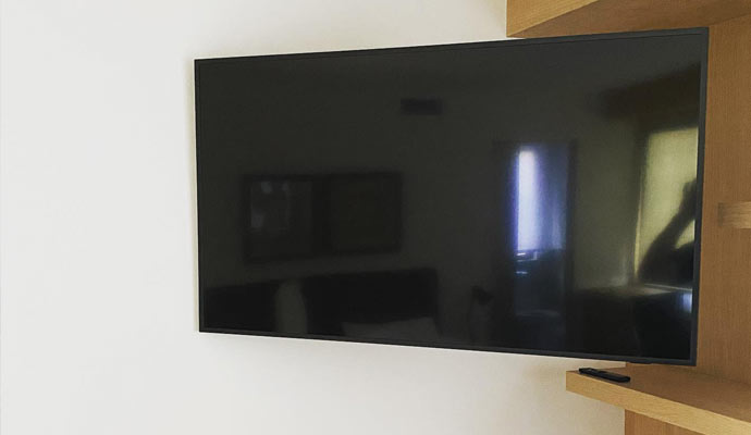 Smart Tv installed on the wall